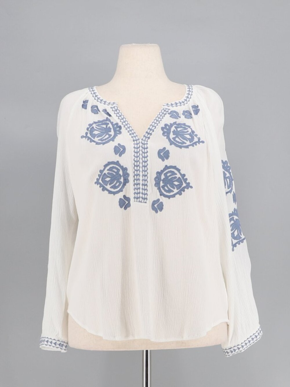 CHICO'S Embroidered Splitneck Shirt in White Size 2/L - Picture 2 of 7